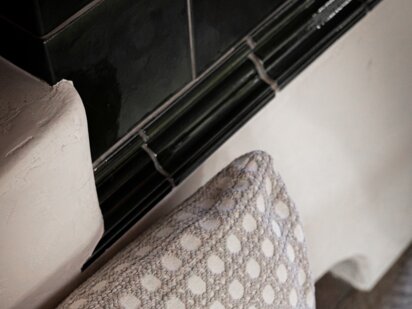 Detailaufnahme des alten Kachelofen in der Herzstückstube