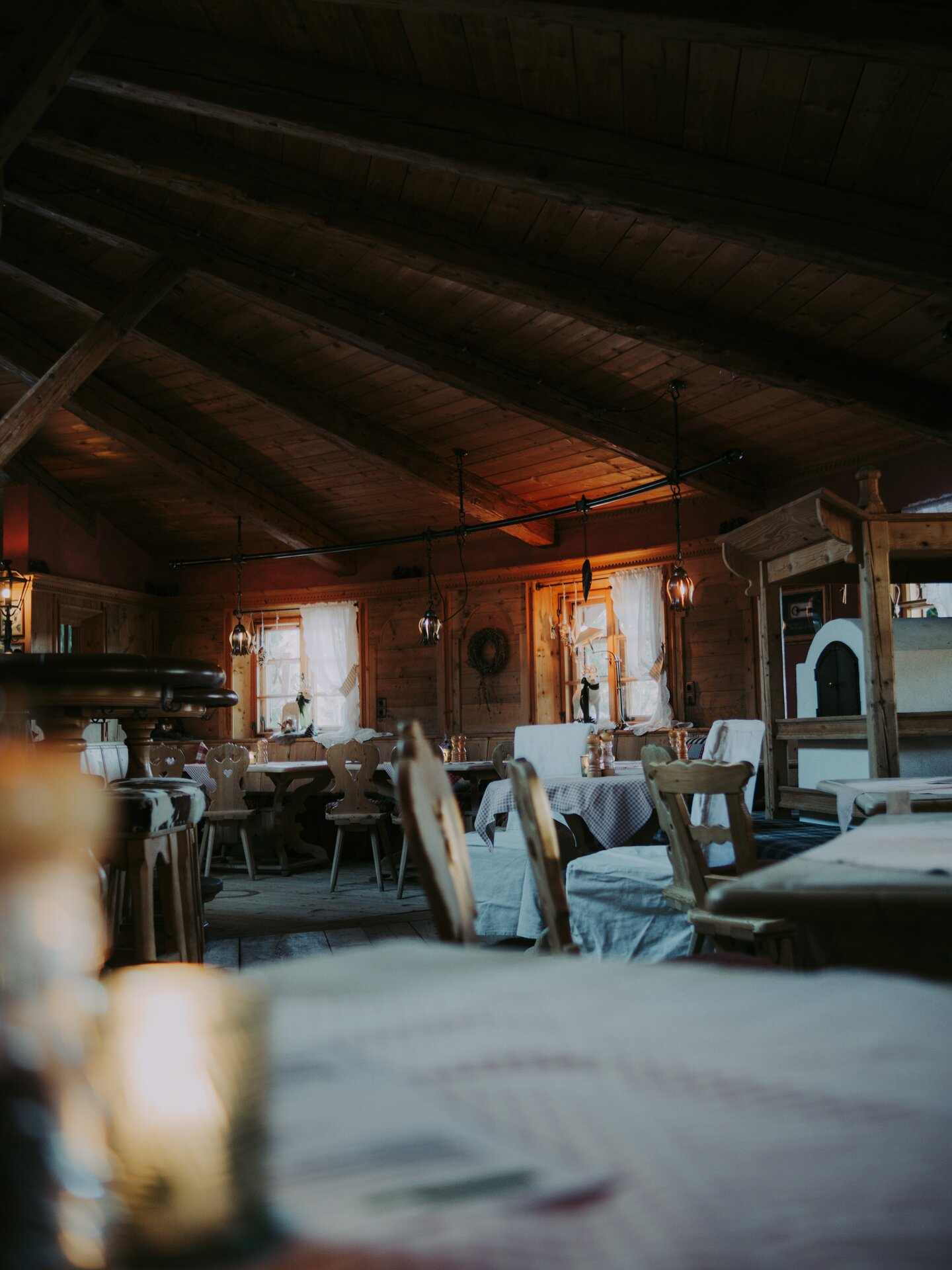 Traditionelle Holzstube in der Alm- und Skihütte s'Um und Auf | Der Engel in Tirol