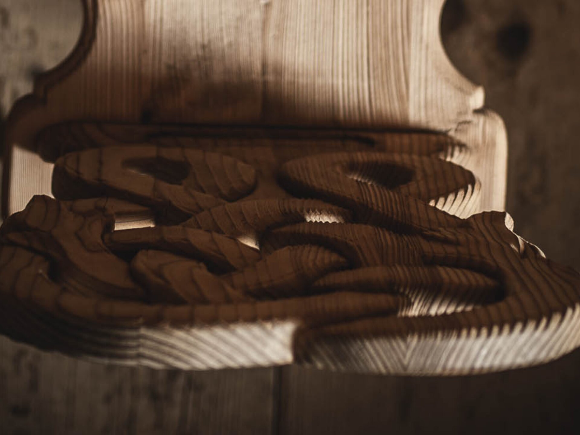 Frisch gebackenes, handgemachtes Brot auf einem alten Holztisch - am Anfang war das Brot, dann kam alvä