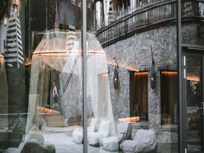 Außenansicht Glasfassade Organic Spa mit Spiegelung und Hotel im Fokus | Der Engel in Tirol