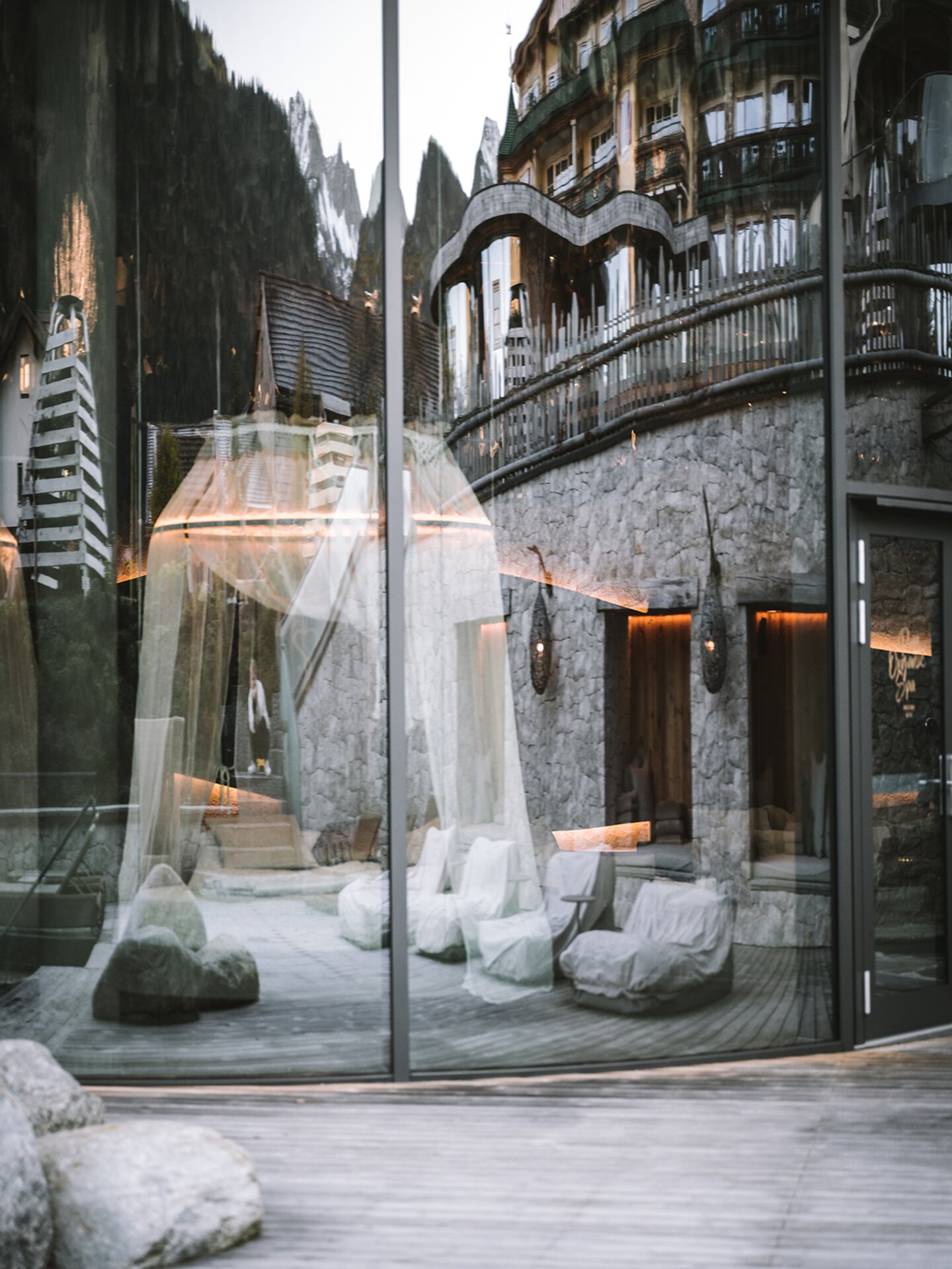 Außenansicht Glasfassade Organic Spa mit Spiegelung und Hotel im Fokus | Der Engel in Tirol