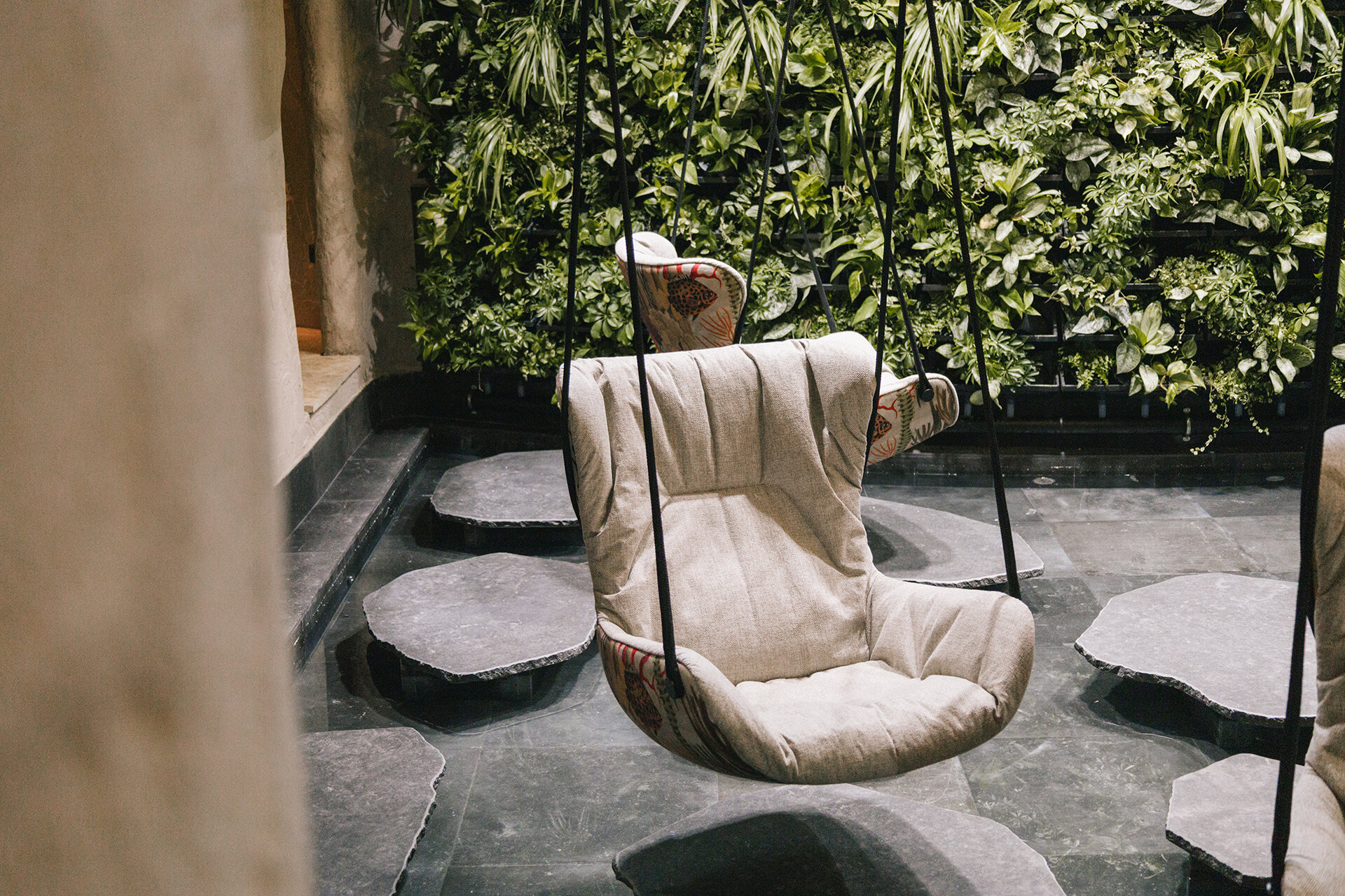 Designerhängesessel über Wasserbecken im Biotop Der Engel