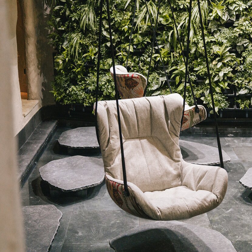 Designerhängesessel über Wasserbecken im Biotop Der Engel