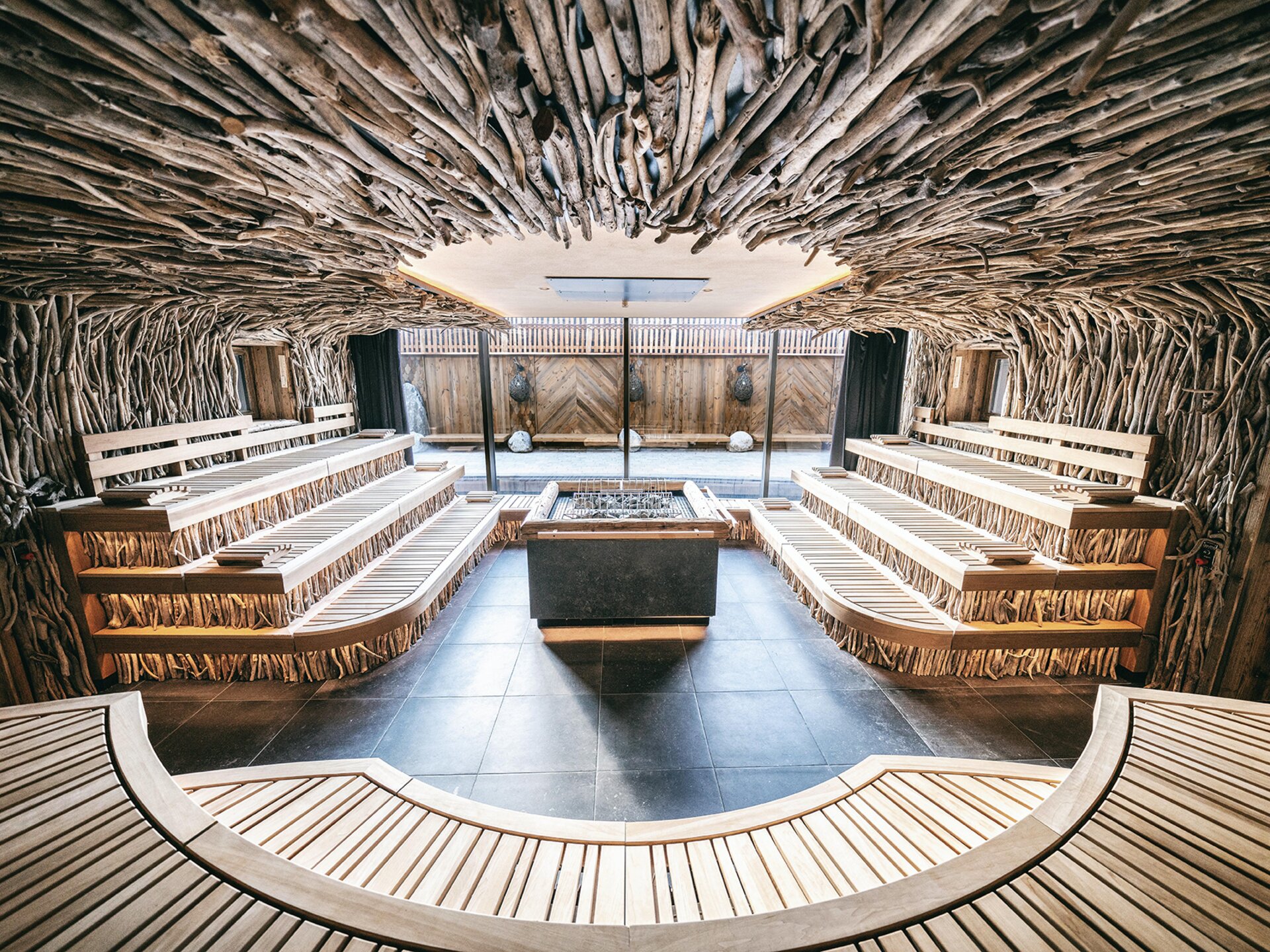 Event Sauna mit Treibholzdecke und Panoramafenster | Der Engel in Tirol