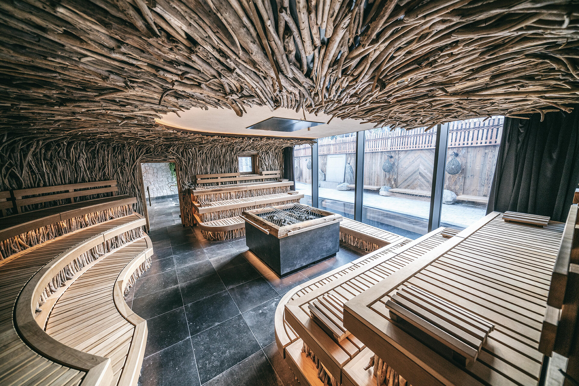 Event Sauna mit Treibholzdecke, schwarzen Fliesen und Panoramafenster | Der Engel in Tirol