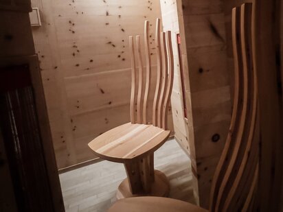 Infrarotkabine mit Stühlen aus Zirbenholz | Der Engel in Tirol