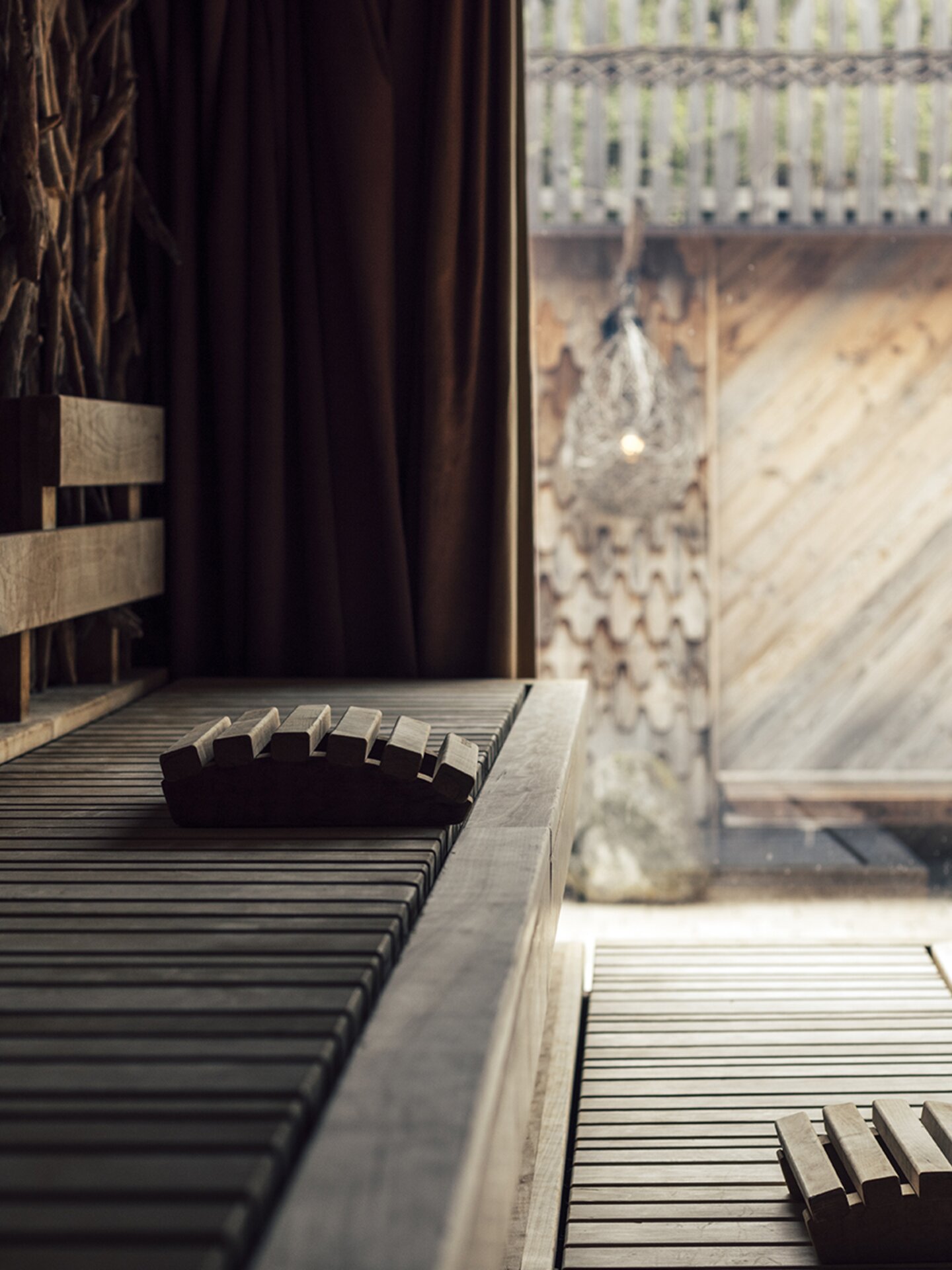 Holzbank und Saunadetail im Orgänic Spa des Wellnesshotels Der Engel