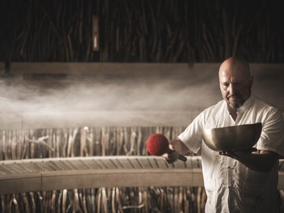 Saunameister Jens beim Klangschalen-Entspannungsaufguss in der Eventsauna im Wellnesshotel Der Engel