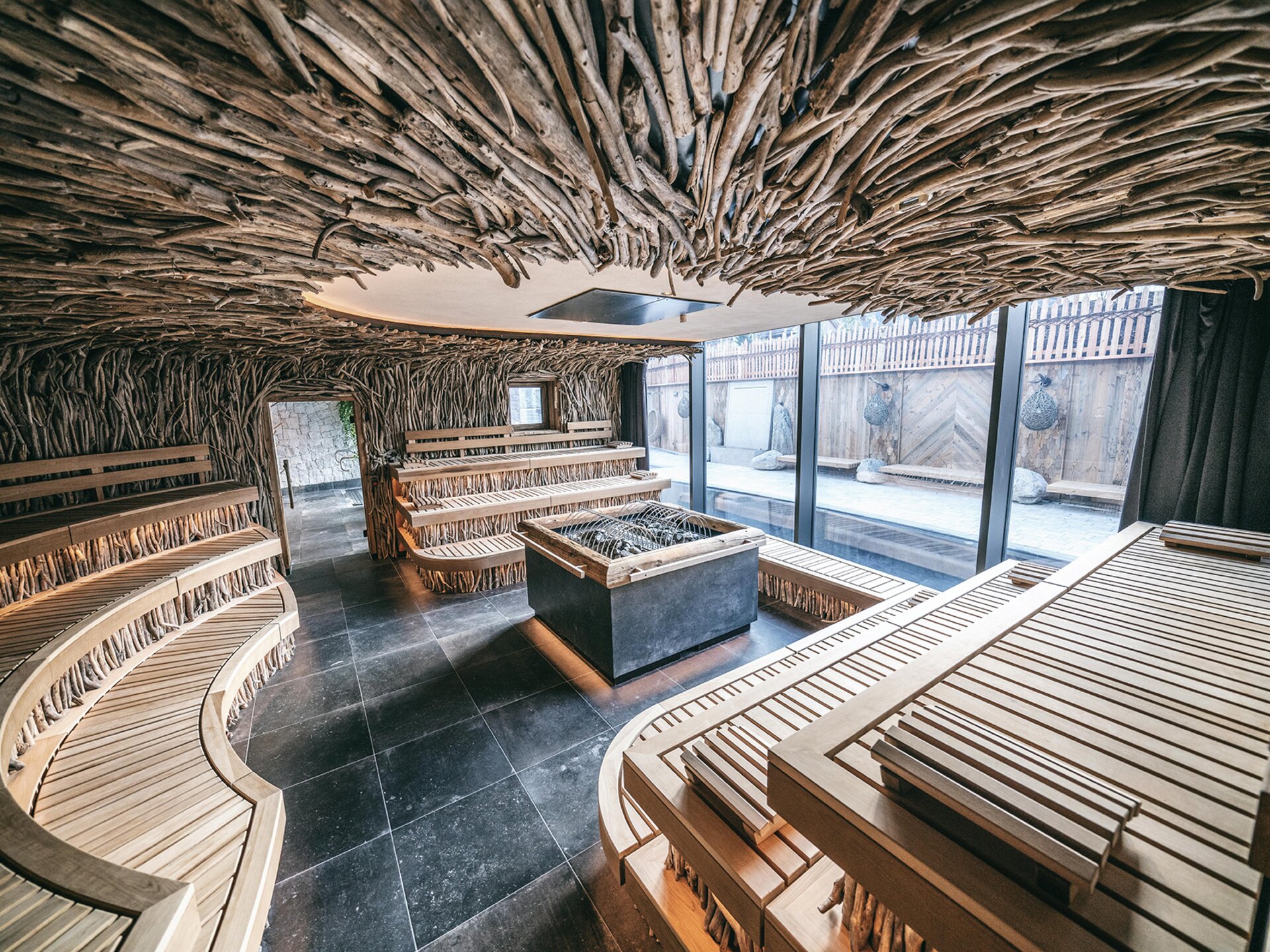 Event Sauna mit Treibholzdecke, schwarzen Fliesen und Panoramafenster | Der Engel in Tirol