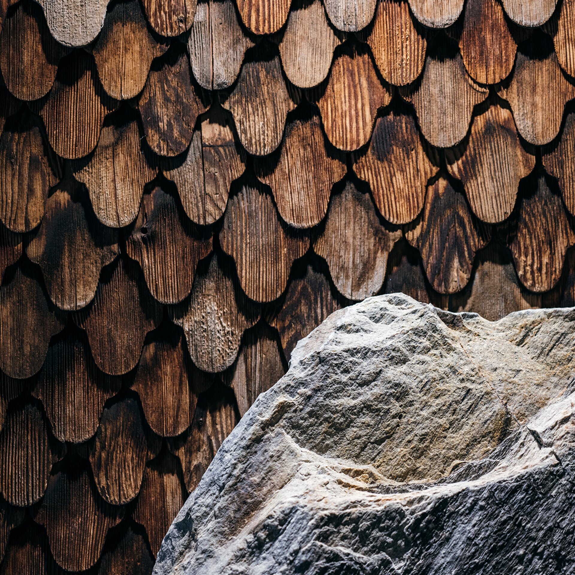 Felsen - Stein vor Holzwand mit Schindeln | Der Engel in Tirol