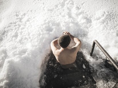 Kältetrainer Martin beim Eisbaden im Engel Bergsee aus der Vogelperspektive