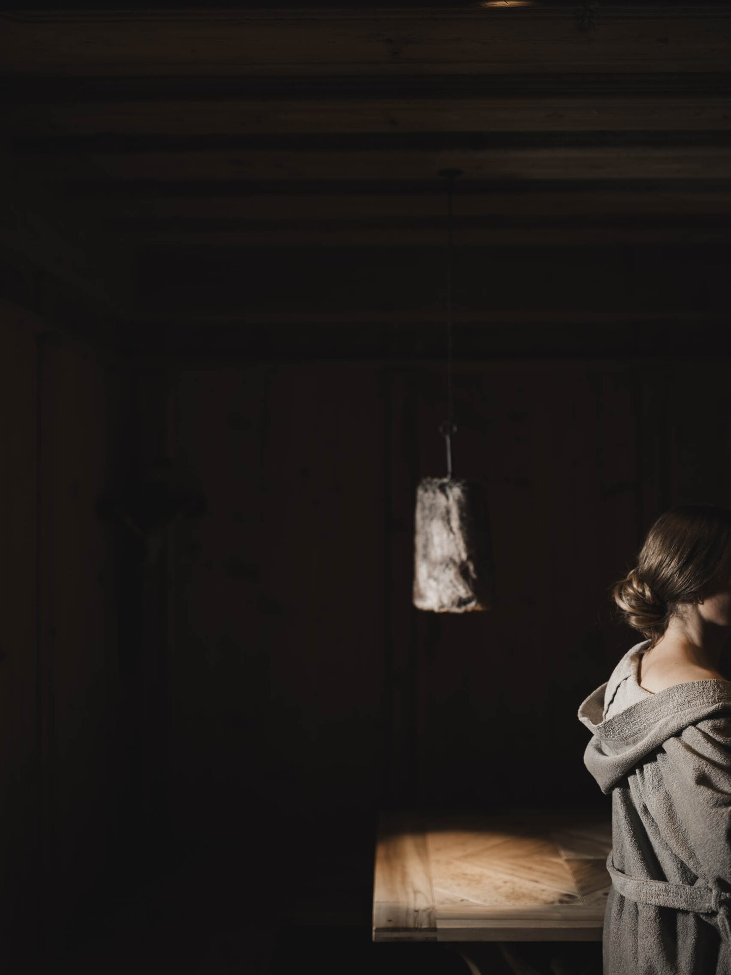 Wellnessgast im Bademantel in alter Tiroler Stube