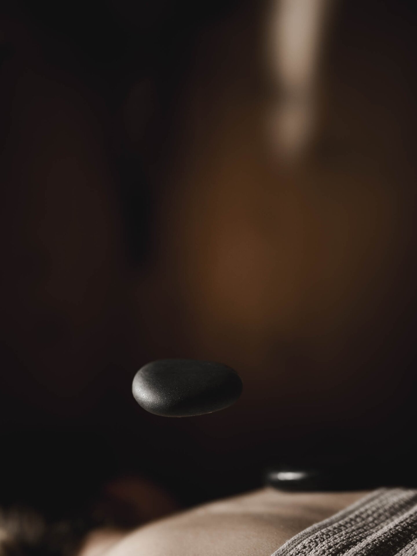 Person bei einer Orgänic Treats Stone-Massage im Wellnesshotel Der Engel