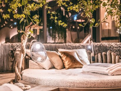 Round loungers behind a canopy of plants – relaxation room Small Nest at Wellnesshotel Der Engel