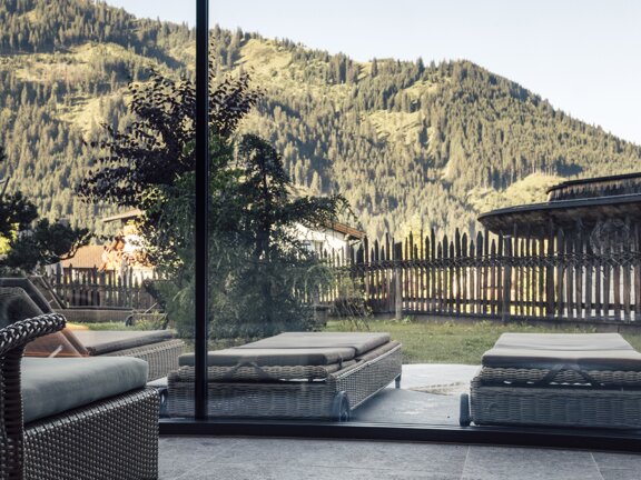 Wellnesshotel Der Engel in TIrol | Ruheraum mit Aussicht auf die Berge