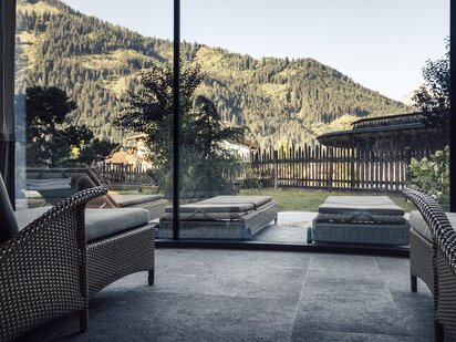 Wellnesshotel Der Engel in Tirol | Relaxation room with a view of the mountains