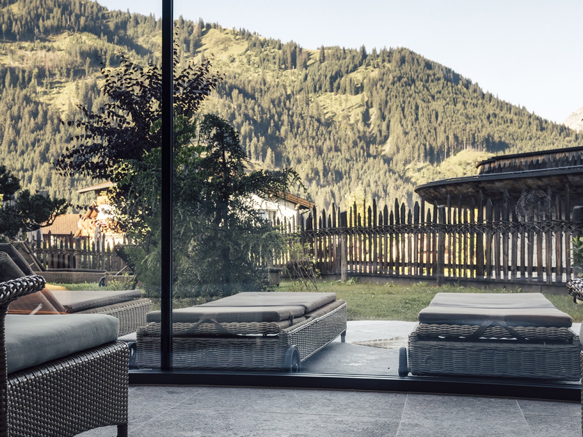 Wellnesshotel Der Engel in TIrol | Ruheraum mit Aussicht auf die Berge