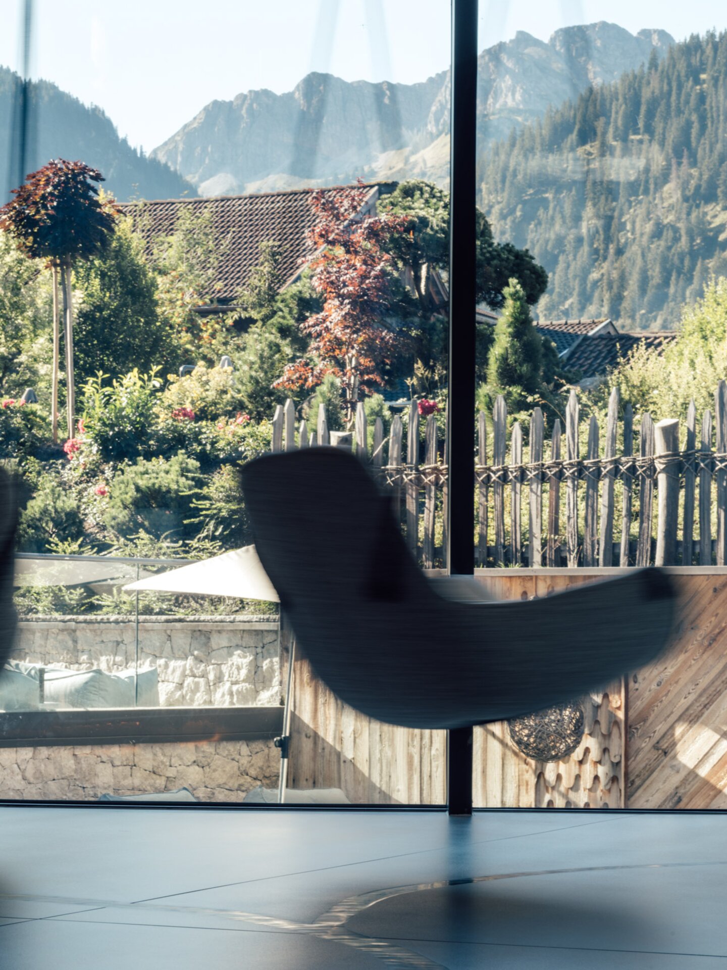 Hängeschaukel mit Blick in die Natur im Wellnesshotel Der Engel