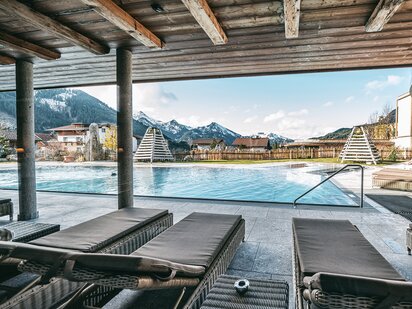 Außenpool mit Liegen im Frühling | Der Engel in Tirol