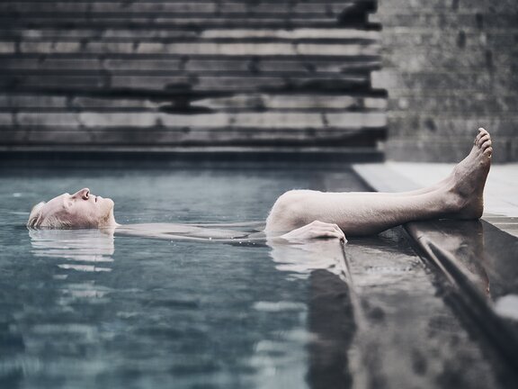 Engel im Pool