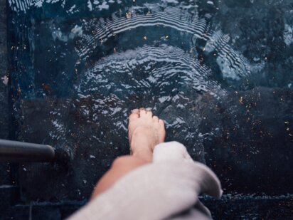 Hineingehen in den Kaltwasserpool, Zehen im Wasser | Der Engel im Tannheimer Tal