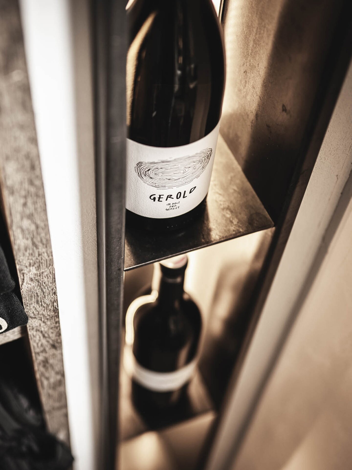Schön gestaltetes Regal im Engel Shop | Wein Gerold im Holzfass gereift