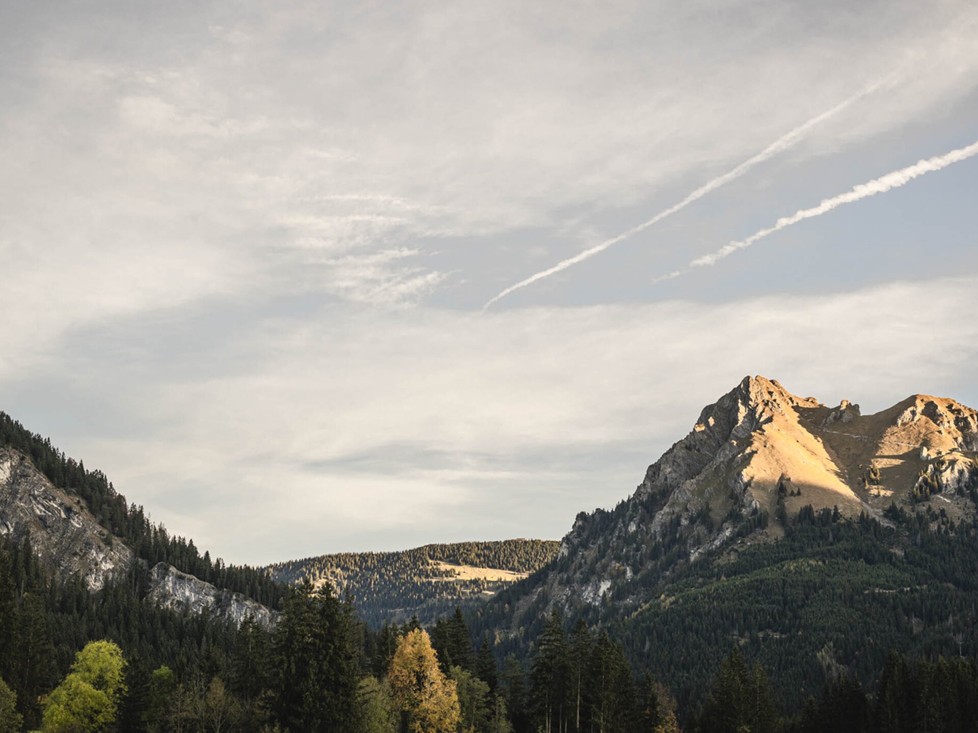 Landschaftsbild mit Blick auf den Aggenstein im Herbst | Tannheimer Tal