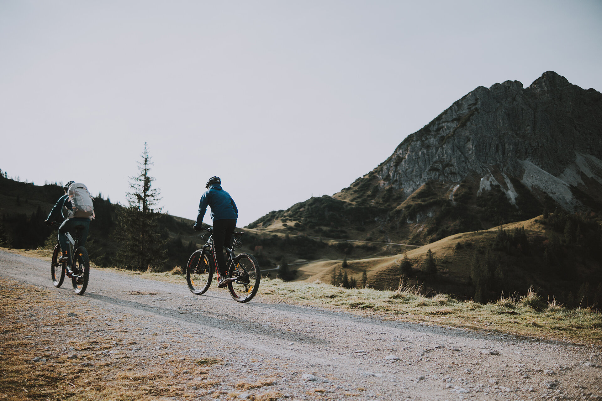 Mountainbiker in Zöblen auf einer Bikestrecke in den Bergen im Tannheimer Tal