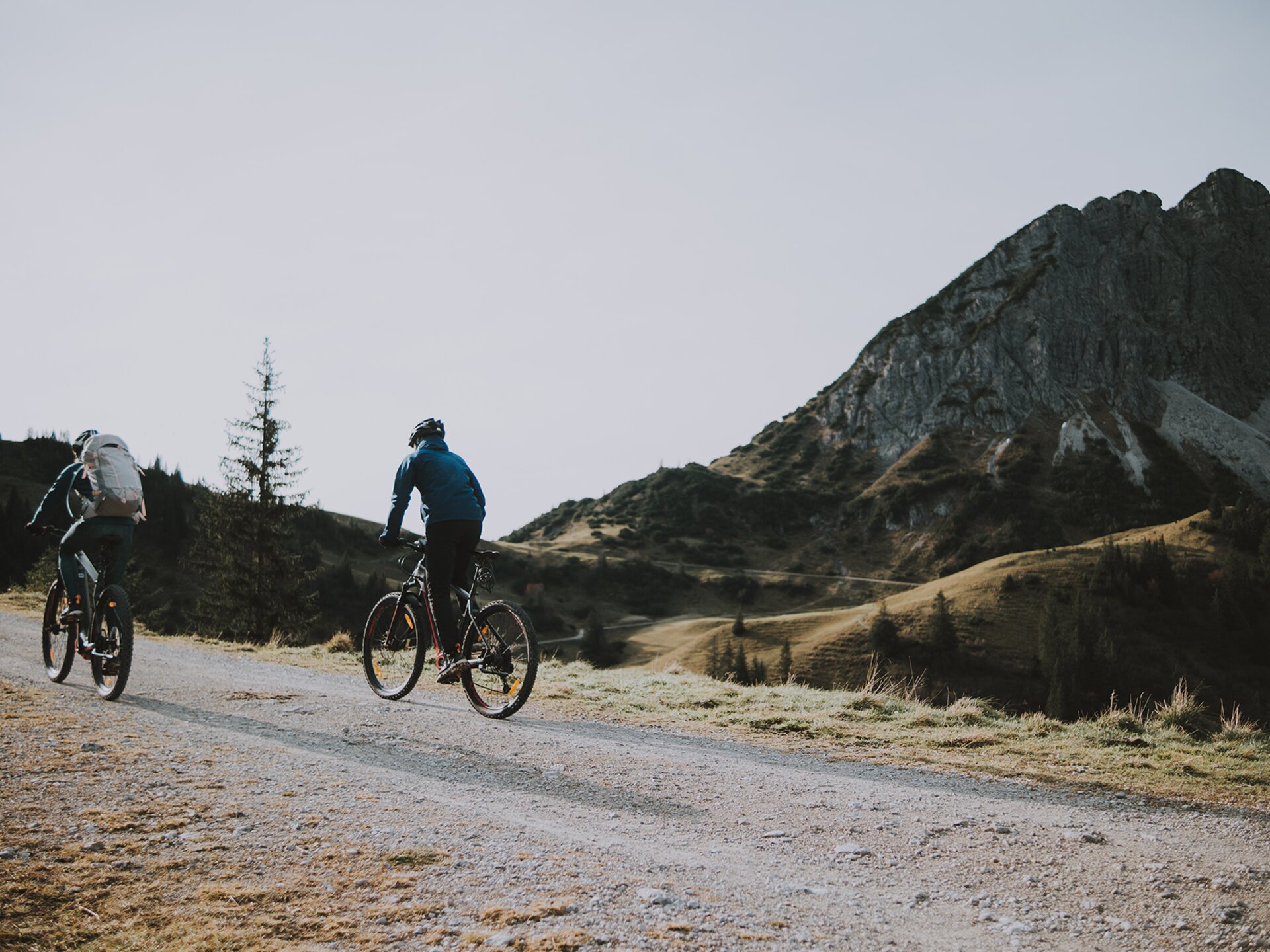 Mountainbiker in Zöblen auf einer Bikestrecke in den Bergen| Der Engel in Tirol