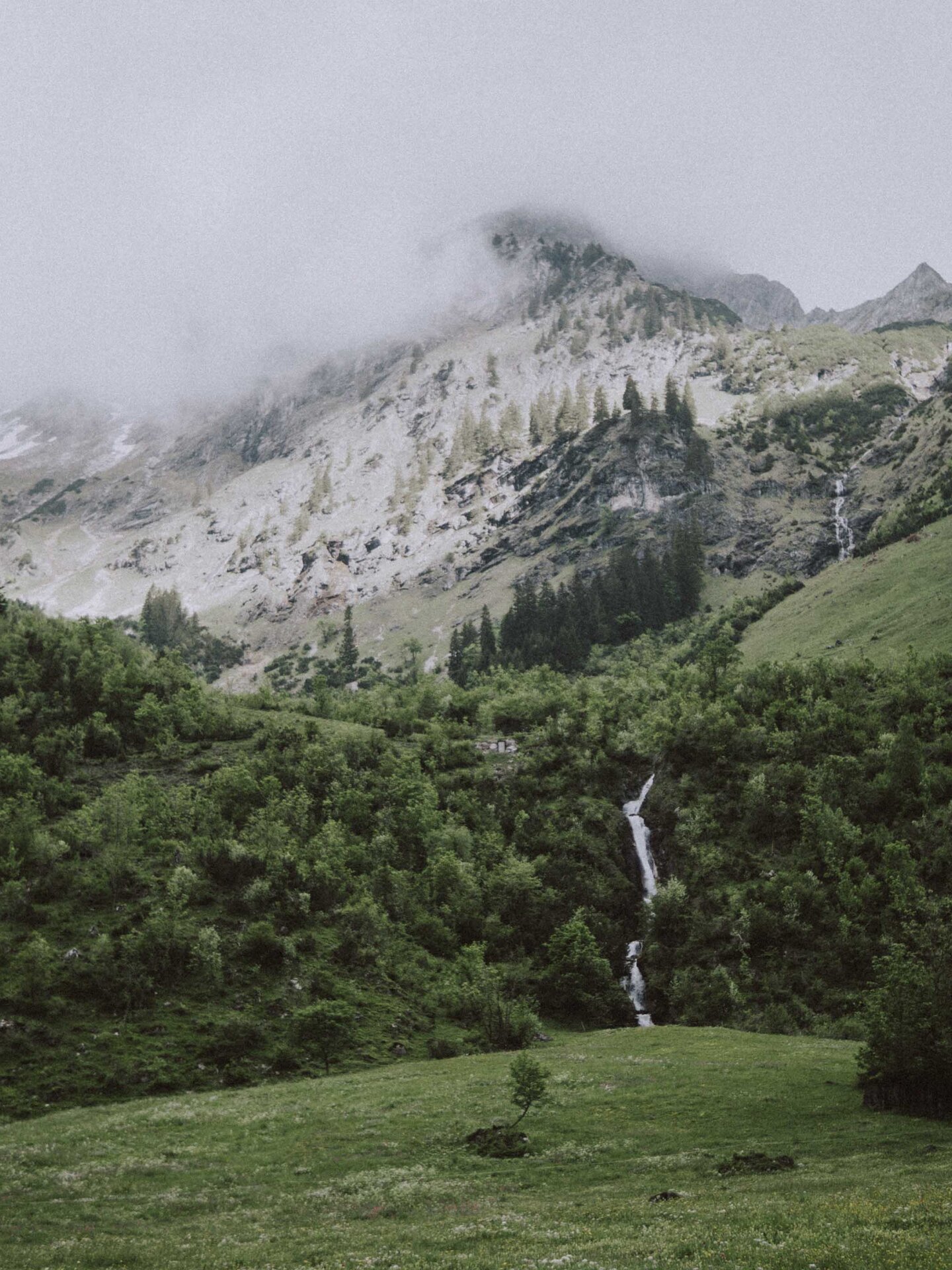 Kleiner Wasserfall im Tannheimer Tal im Sommer mit Nebel | Der Engel in Tirol
