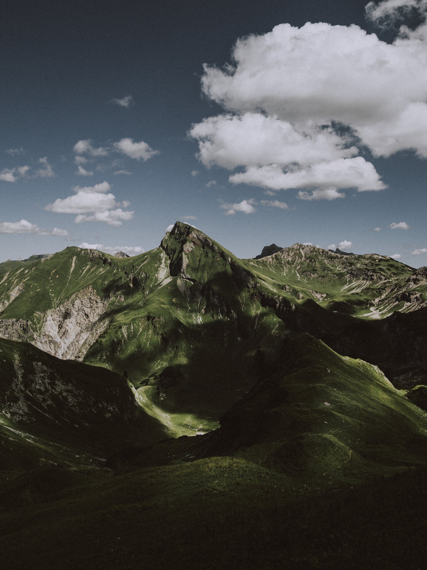 Berglandschaft in den Allgäuer Alpen im Sommer mit Wolken | Der Engel in Tirol