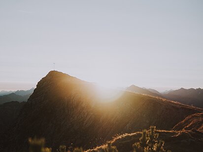 Krinnenspitze Gipfel im Tannheimer Tal bei Sonnenuntergang 