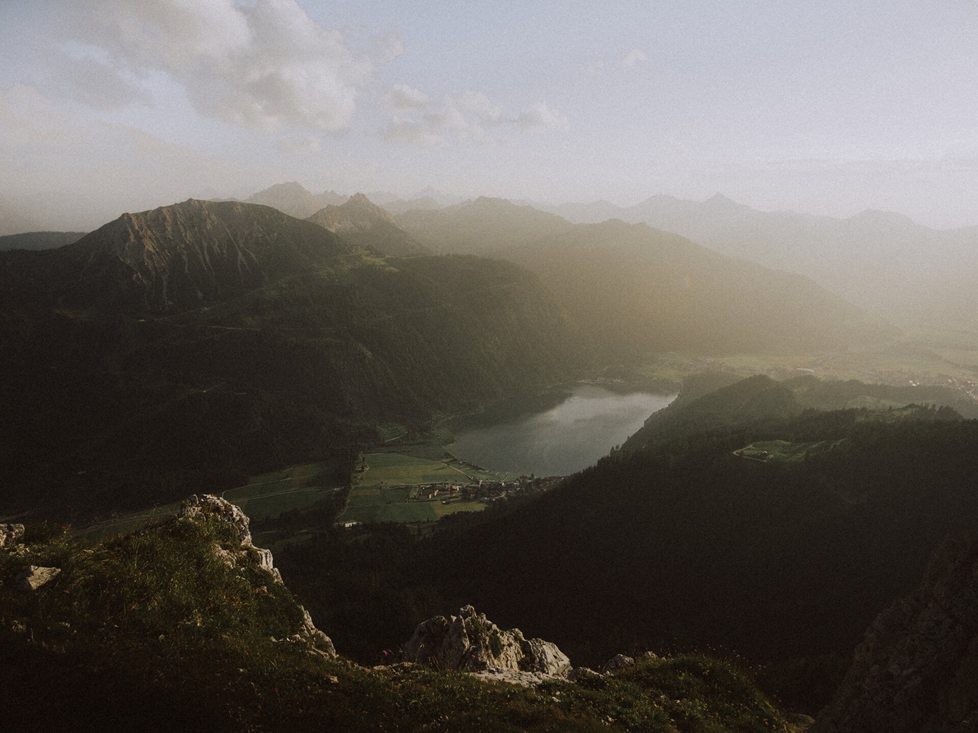 Ortsteil Haller der Gemeinde Nesselwängle am Haldensee, Ausblick vom Berg auf den Ort | Der Engel in Tirol