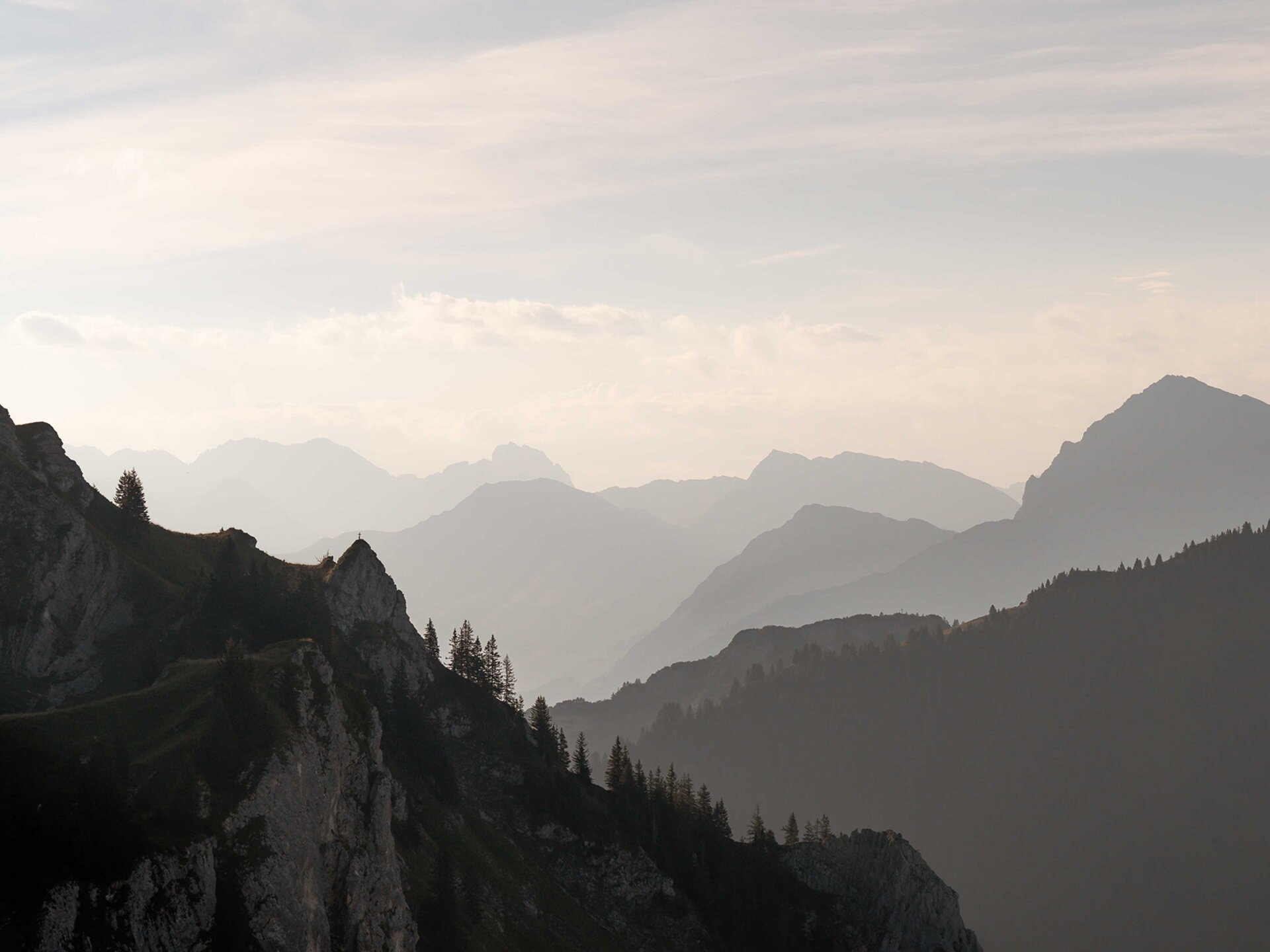 Aufnahme bei Sonnenuntergang von den Silhouetten der Gimpel, Rotflueh und Koellenspitze im Tannheimer Tal