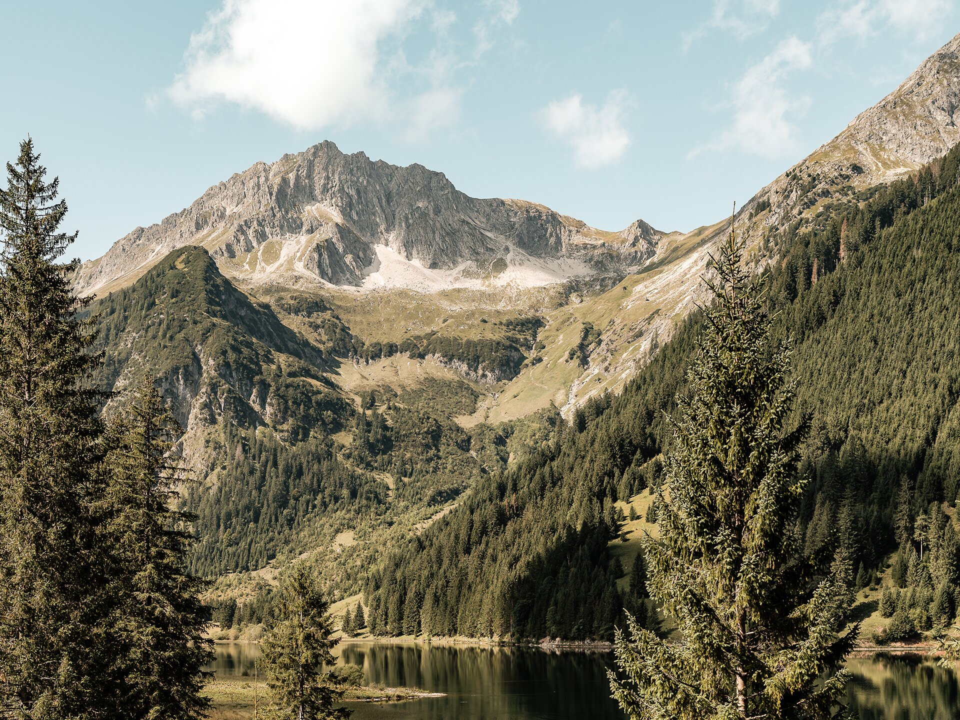 Im Vordergrund der Vilsalpsee und im Hintergrund die majestätische Schochenspitze im Tannheimer 