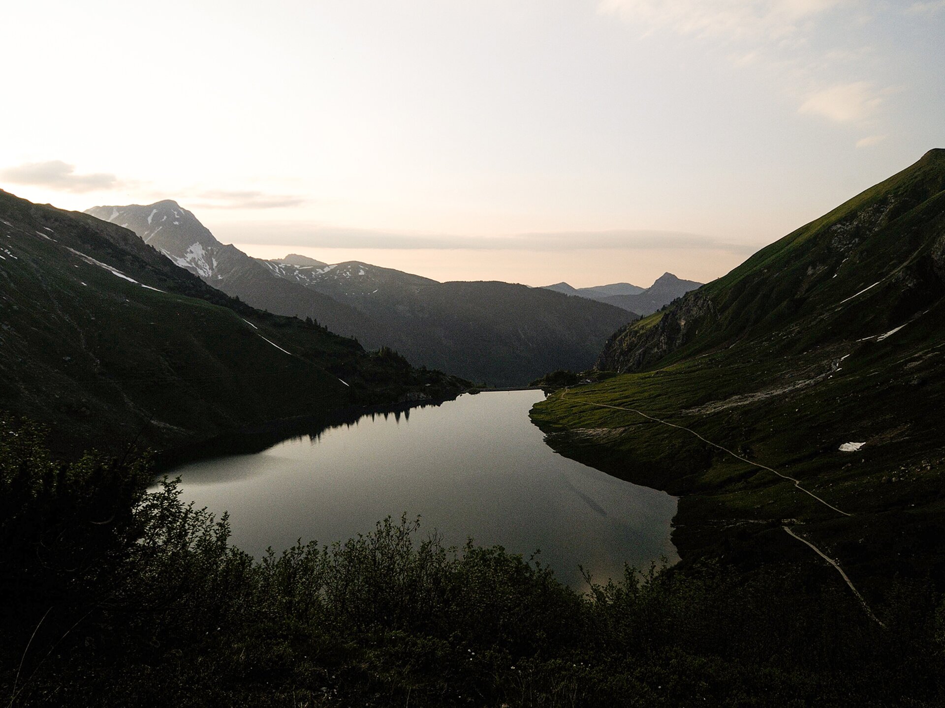 Stiller Bergsee im Tannheimer Tal bei Abendlicht