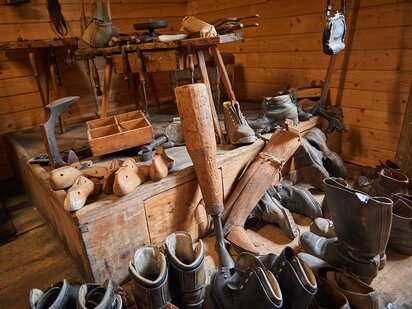 Heimatmuseum im Tannheimer Tal ein ursprüngliches Bauernhaus mit Möbeln, Instrumenten und Gegenständen | Der Engel in Tirol