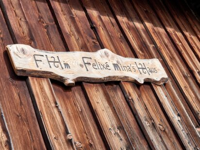 Felixe Minas Haus Schild an Holzwand | Der Engel in Tirol