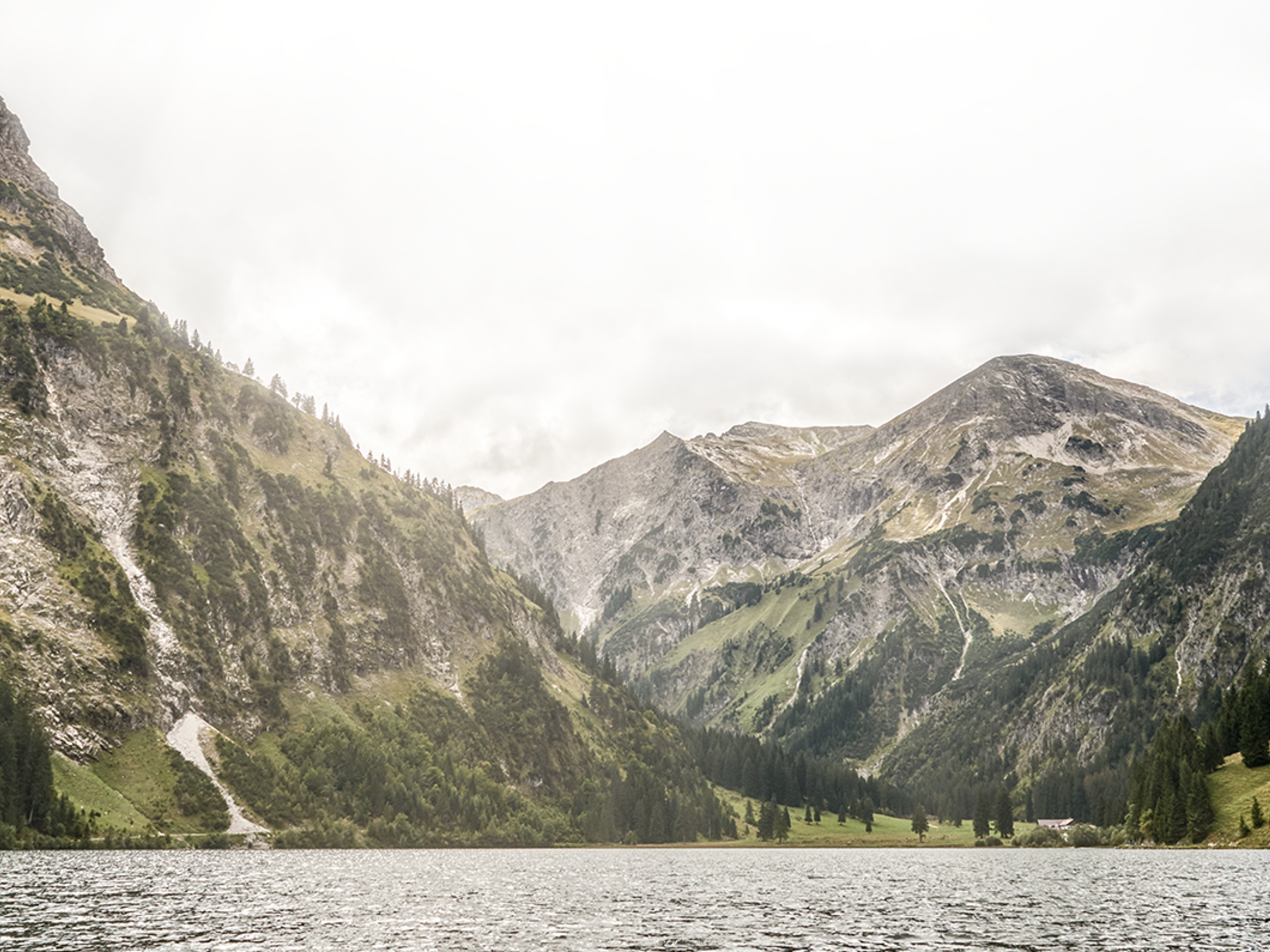 Vilsalpsee in Tannheim im Sommer bei Nebel | Der Engel in Tirol