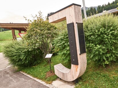Jungholz im Tannheimer Tal großes J aus Holz | Der Engel in Tirol