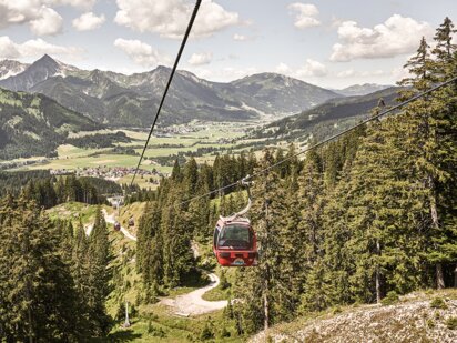 Bergbahn auf das Füssener Jöchle in Grän Blick von oben hinab auf das Tal