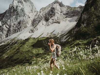 Person bei einer Wanderung in den Allgäuer Alpen im Sommer mit Rucksack | Der Engel in Tirol