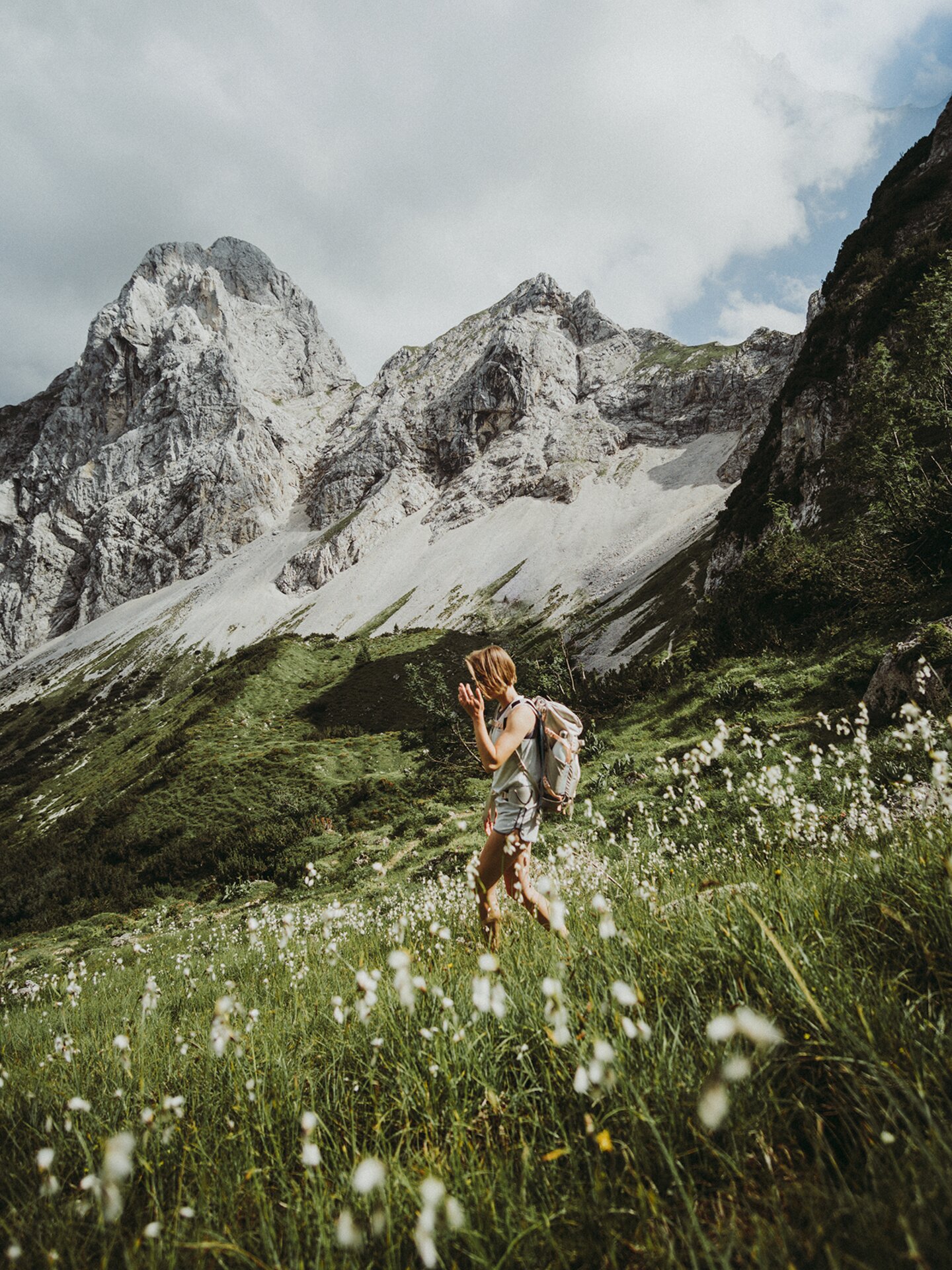 Person bei einer Wanderung in den Allgäuer Alpen im Sommer mit Rucksack | Der Engel in Tirol