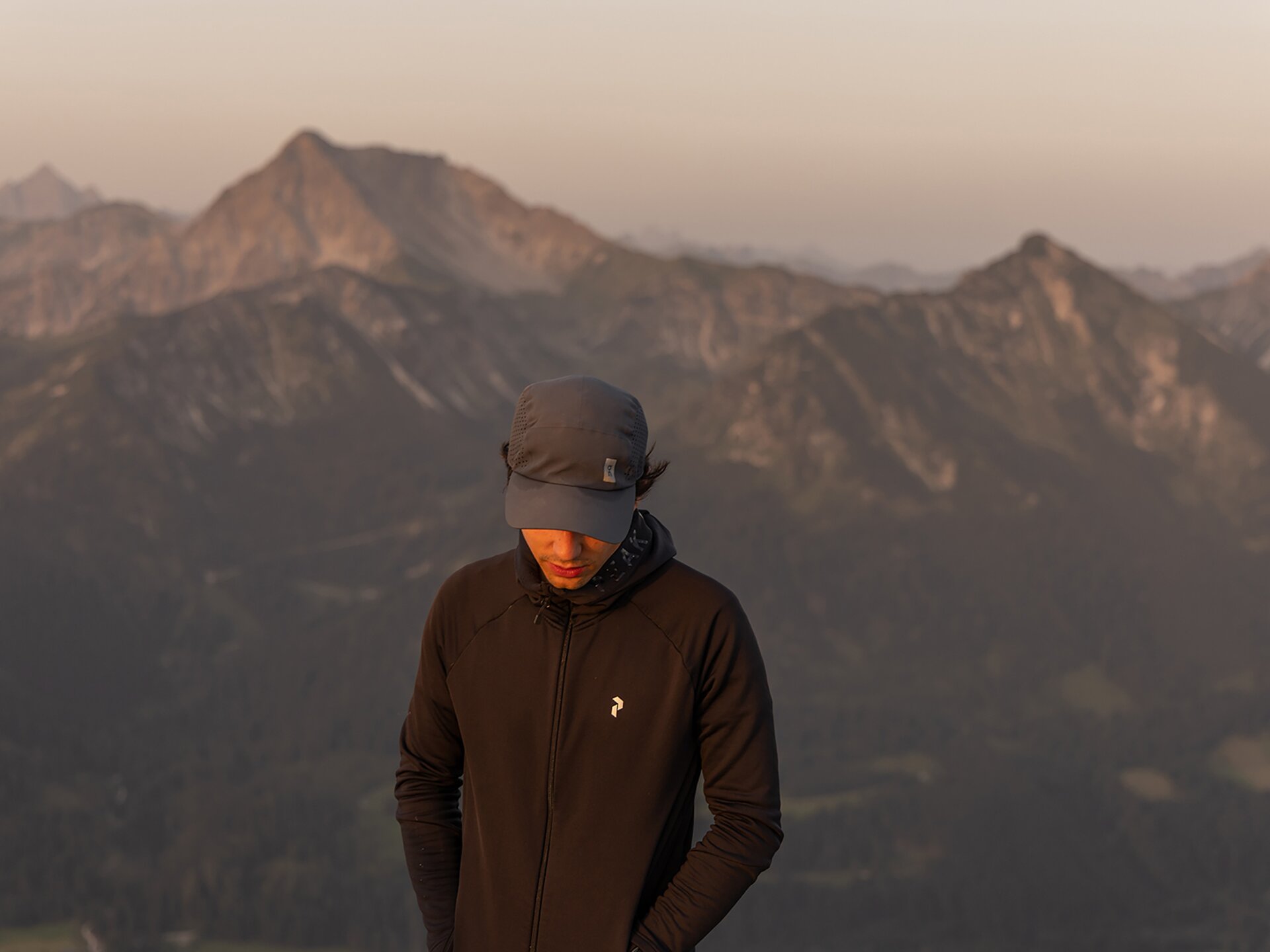 Wanderer in dunkler Sportkleidung vor der Bergkulisse des Tannheimer Tals