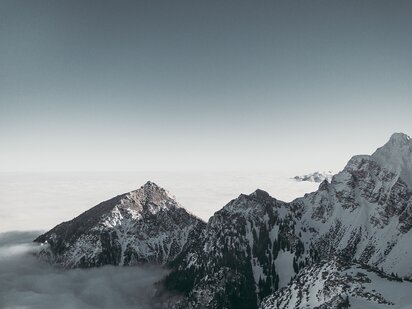 Berge schneebedeckt in den Allgäuer Alpen mit Wolken | Der Engel in Tirol