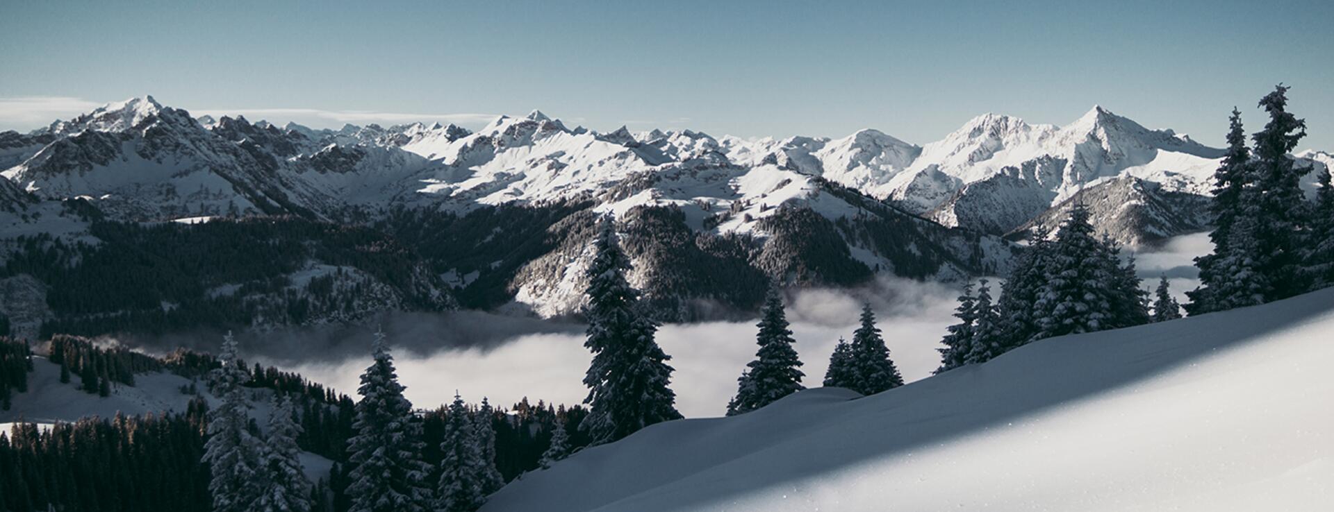 Neuschnee - Powder in den Allgäuer Alpen auf den Gipfeln über den Wolken | Der Engel in Tirol