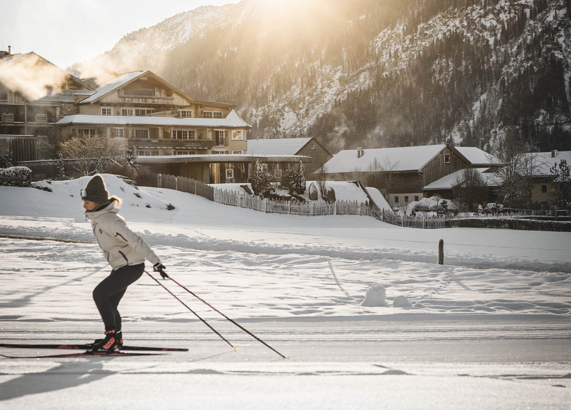 Langläuferin auf der Loipe direkt vor dem Hotel der Engel im Tannheimer Tal