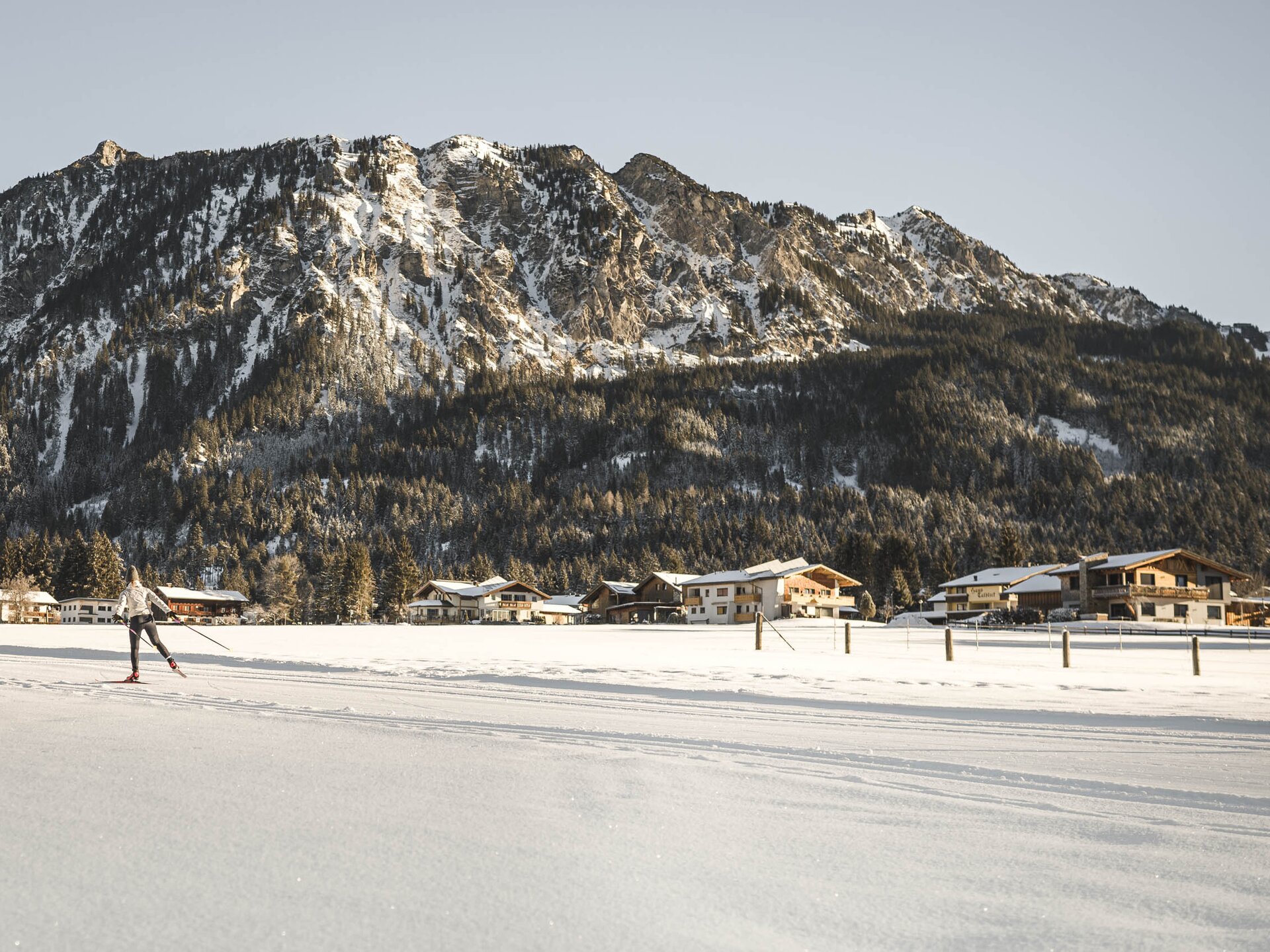 Langläuferin auf Skatingloipe in Grän