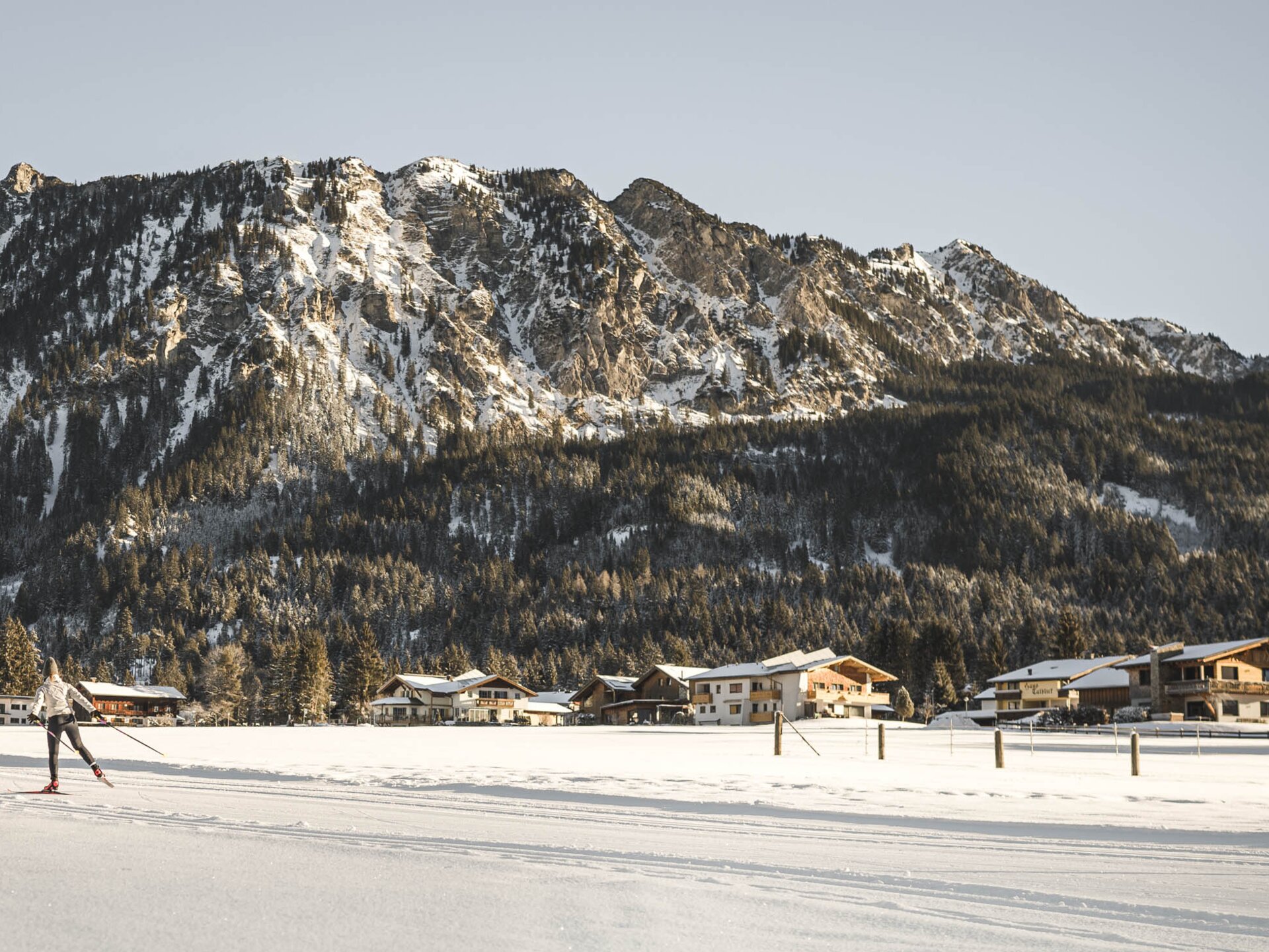 Langläuferin auf Skatingloipe in Grän