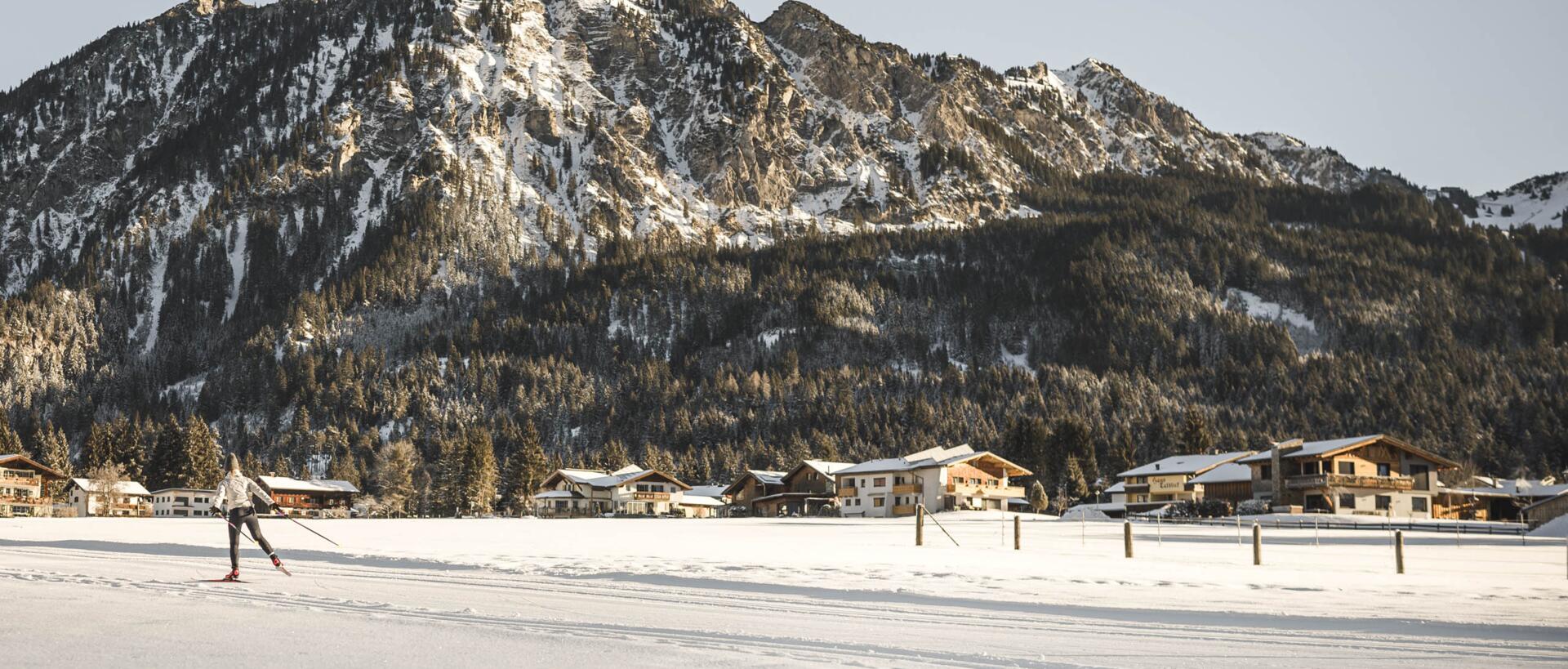 Langläuferin auf Skatingloipe in Grän
